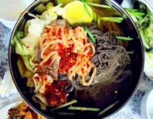 荞麦冷面：辣酱压在面上，汤是冰的，碗是黑的