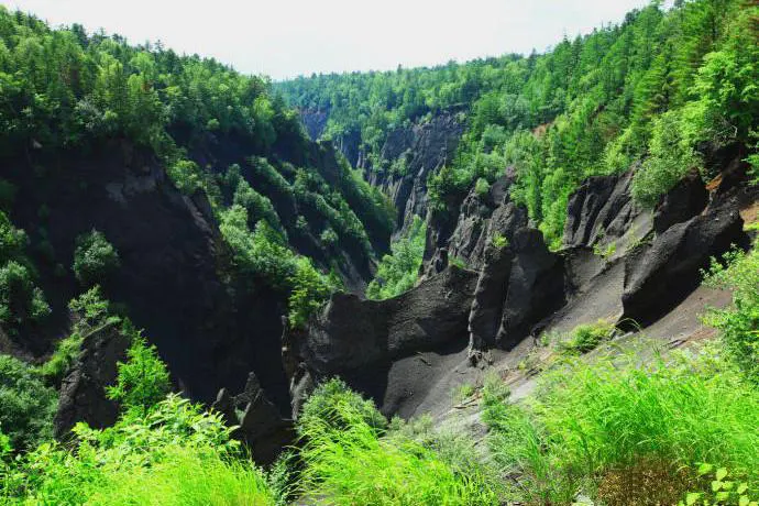 锦江大峡谷：火山灰被水切开的剖面