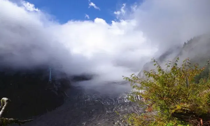 The sea of clouds from Mount Emei's Golden Summit
