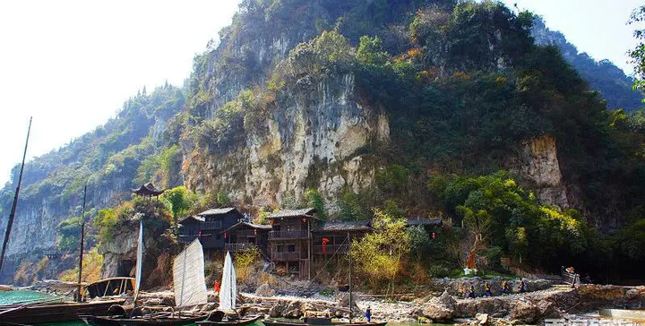 The Wujiang: green water, sheer cliffs and moored cargo boats