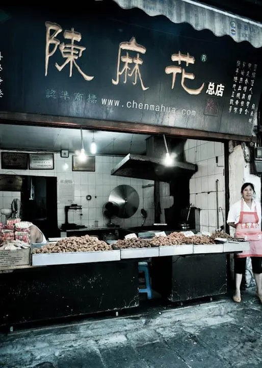 The original Chen Mahua shop in Ciqikou, queue and all