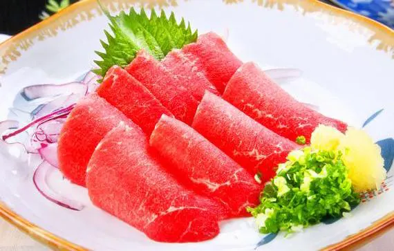 切得极薄的生牛肉，日韩料理的前菜