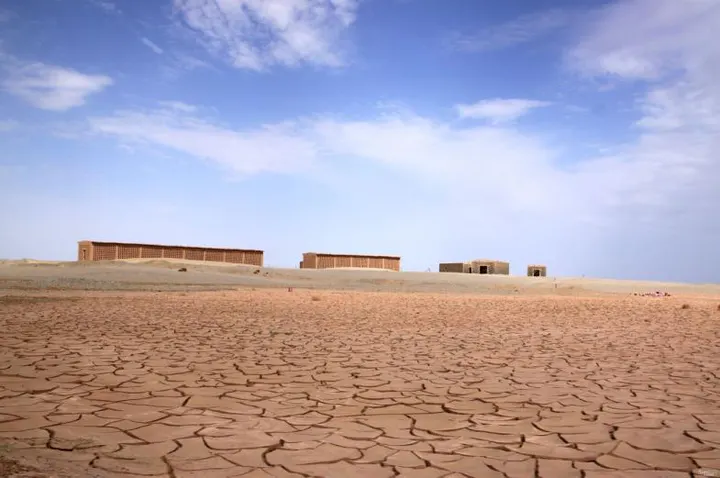 Cracked alkaline ground below low earthen storehouses