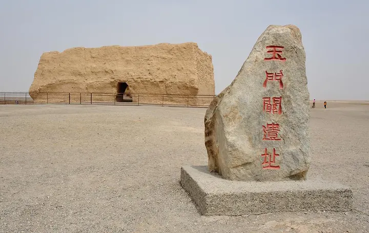 Yumenguan and the Han wall