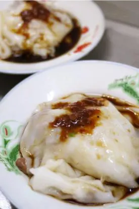 Rice-noodle rolls under sweetened soy