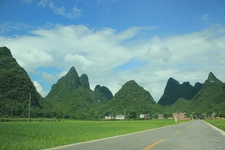 The Ten-Mile Gallery, a road running through the peaks