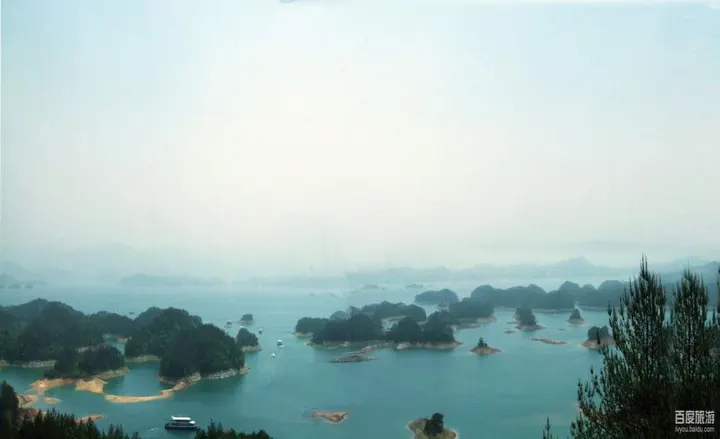Qiandao Lake in morning haze