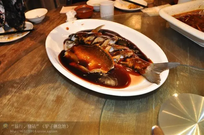 Dongpo pork, glossy and tender