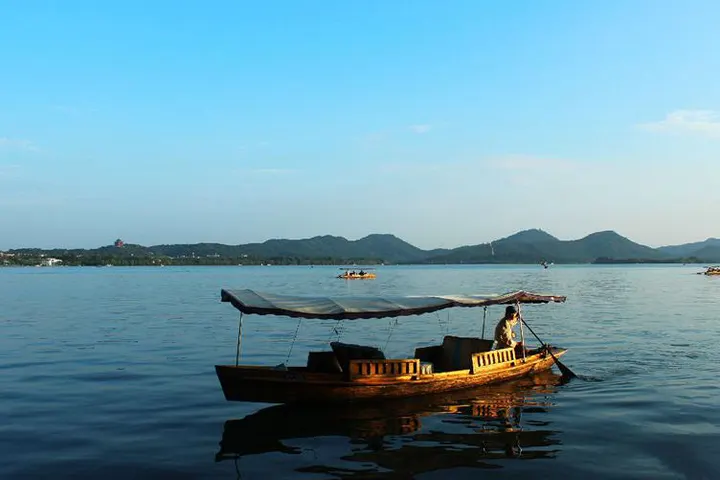 Circling West Lake on foot or by bike