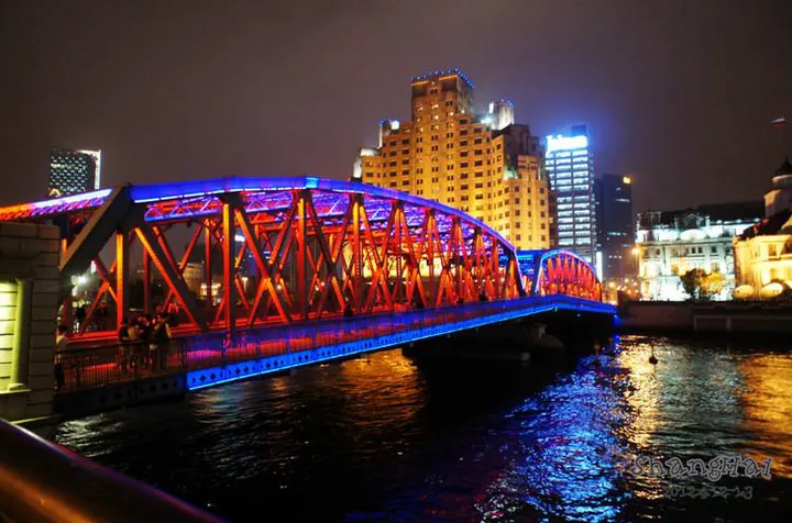 Night falls over the Qiantang River
