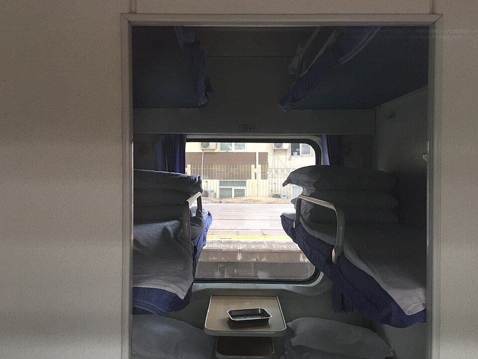 Hard sleeper compartment on a YW25G carriage: berths stacked three-high on both sides, open to the aisle