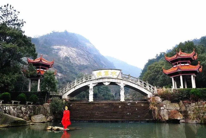 水帘洞：六十米的瀑布和满墙题刻