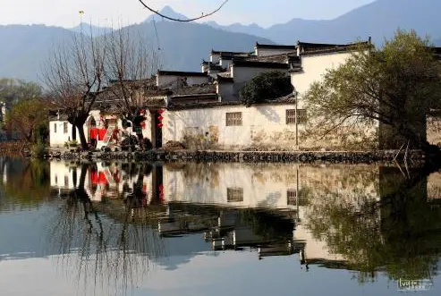 The north shore of the South Lake: white walls, red lanterns and a full set of reflections