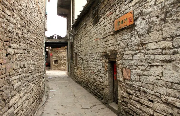 石头寨：石头做的村子，蜡染还在做