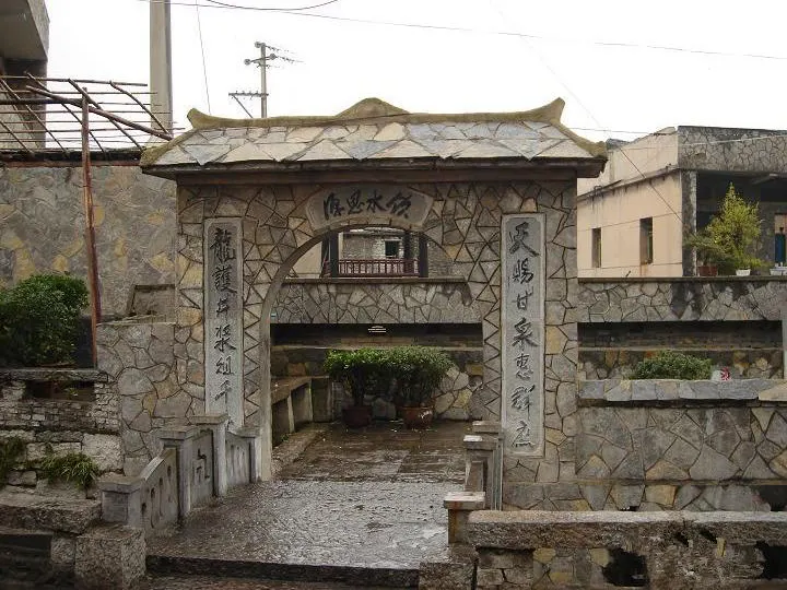 村口的石砌门楼，门楣和两侧都刻着对联