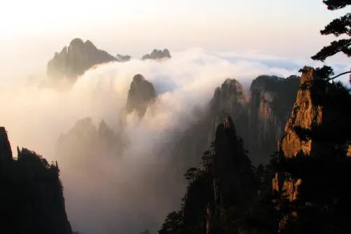 Cloud filling the gorge to the height of the summits, with light coming in sideways
