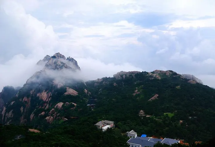 Cloud spilling off a summit above the roofs of the summit hotels