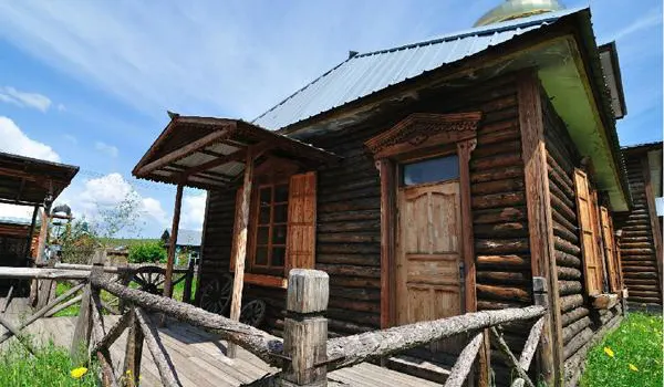Enhe and Shiwei: log houses and a border river