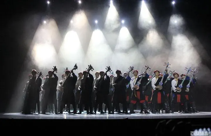The nightly Tibetan-Qiang song-and-dance show at the gate: spotlights, massed ranks, graded seating