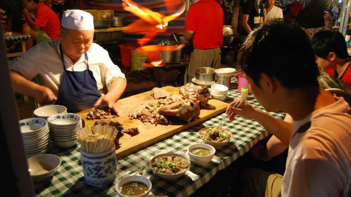Eat through the Zhengning Road night market