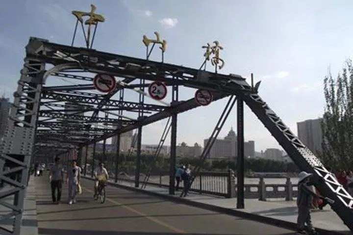 Walk across Zhongshan Bridge