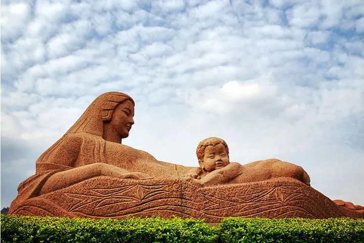 The granite Yellow River Mother, a sleeping infant in her arms