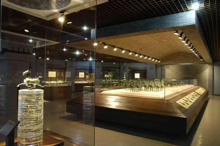 Inside the Gansu Provincial Museum: the bronze horse in front, a bronze chariot procession behind glass