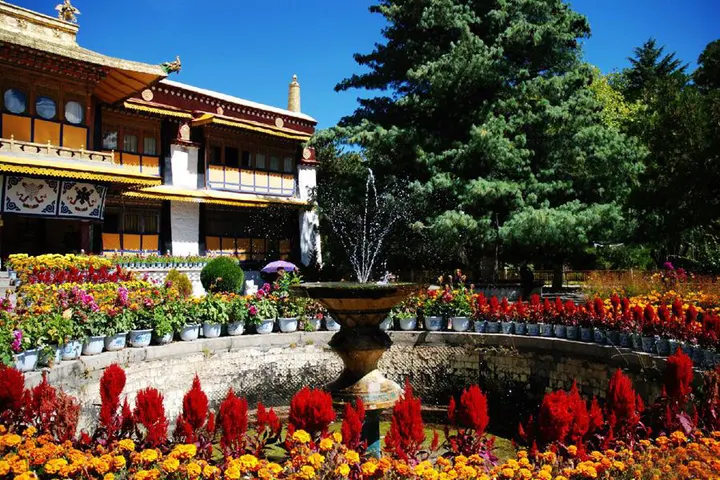 Norbulingka: lawns, shade, a summer palace