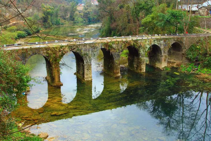 Daqikong: a gorge, a walkway and a natural gate