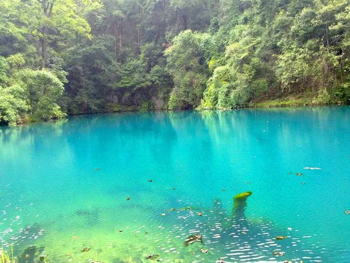 Wolong Pond: the blue that refuses to fade
