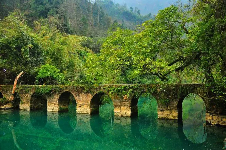 The old seven-arch bridge: two provinces, one crossing