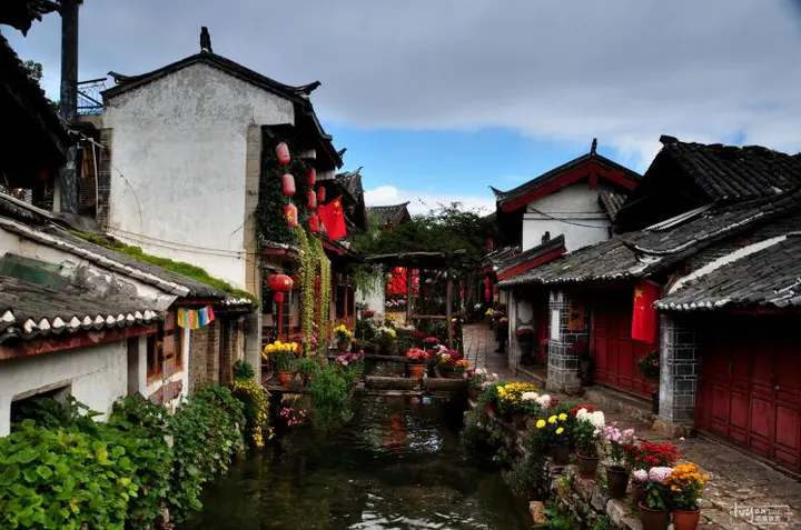 Grey tiles, red lanterns and flowing water in Lijiang Old Town