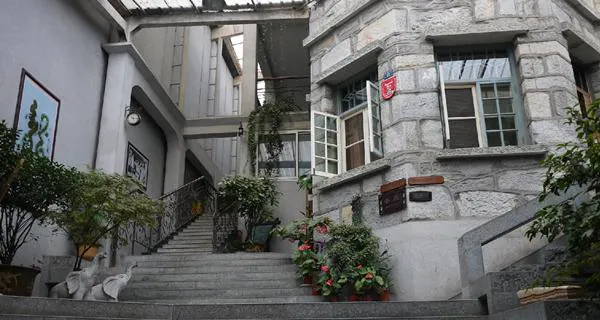 The villa district: stone, iron and peeling paint