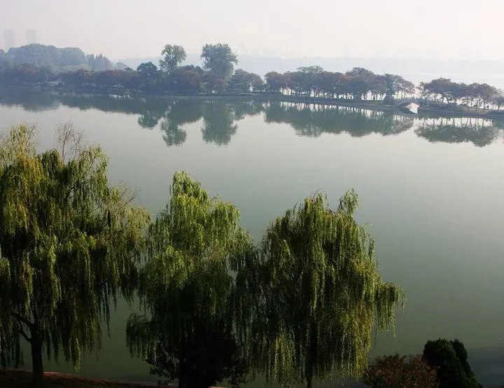 Half a lap of Xuanwu Lake