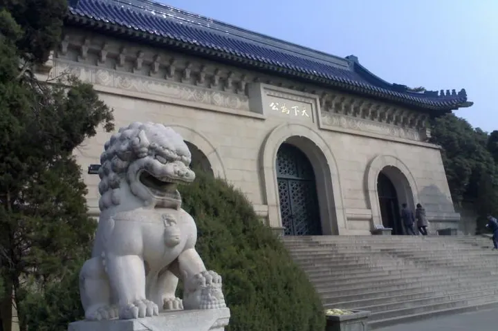 Climbing the 392 steps of Dr Sun Yat-sen's Mausoleum