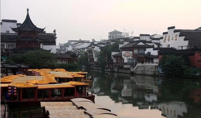 Painted boats waiting on the Qinhuai below the Confucius Temple