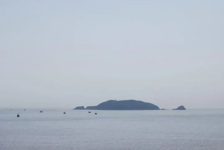 Luojia from Putuo: a low ridge floating on the water, like a figure lying on its side