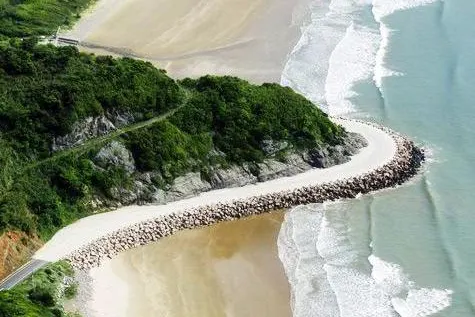 The coast road over Daqing Peak: hill on one side, sea on the other, asphalt in between