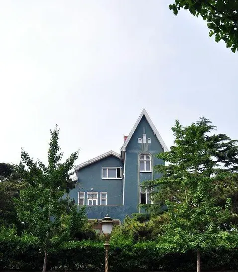石墙后的绿色尖顶别墅