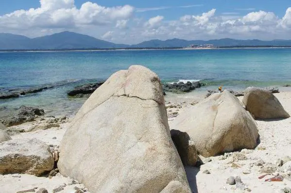 Wuzhizhou Island and its glass-clear water