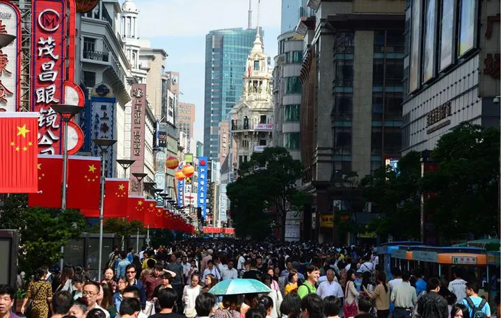 The crowds of Nanjing Road