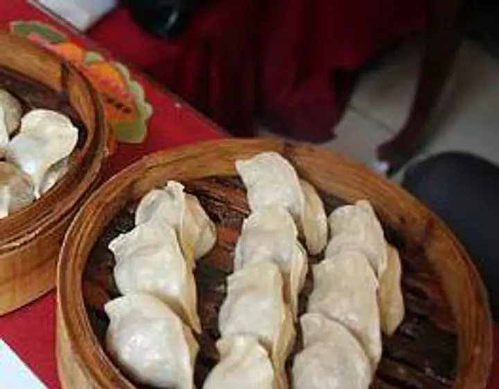 竹屉里的饺子：皮薄、码得整齐，还冒着热气