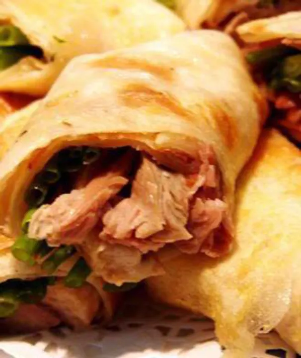 熏肉大饼：酥皮饼从中间剖开，塞满熏肉和葱丝