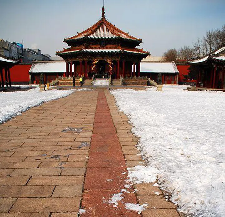 雪后的大政殿：八角重檐，前面是一条笔直的红砖路