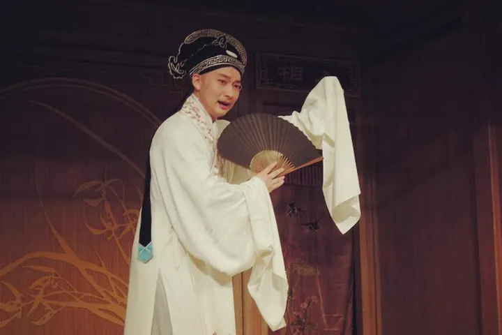 A sleeve and a folding fan — half a scene in one turn