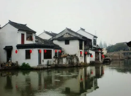 Canal houses at Tongli, water directly under the window