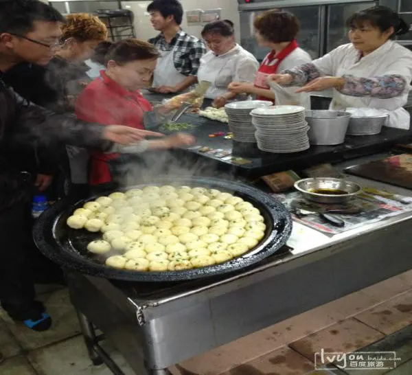 A pan of shengjian, bases down