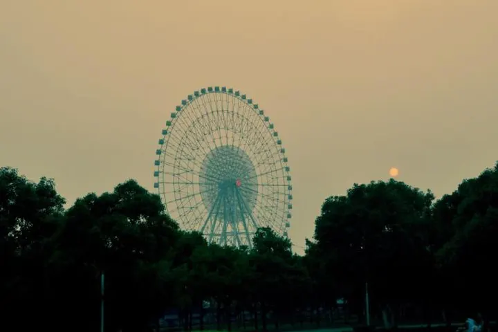 The Ferris wheel on the east shore, the last of the light
