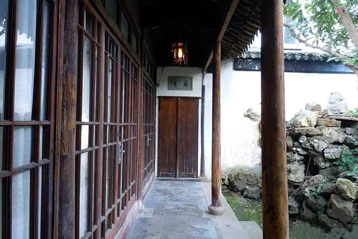 A covered walk linking halls, light wells and courtyards into one dry route