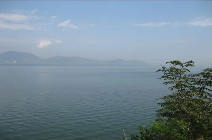 翠屏湖：水面开阔，远山在雾里